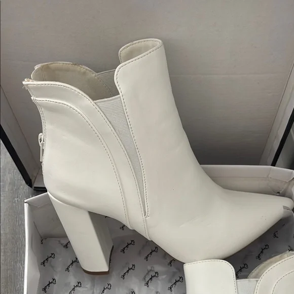 Qupid White Heeled Boots with Chunky Heel - Picture 2 of 6